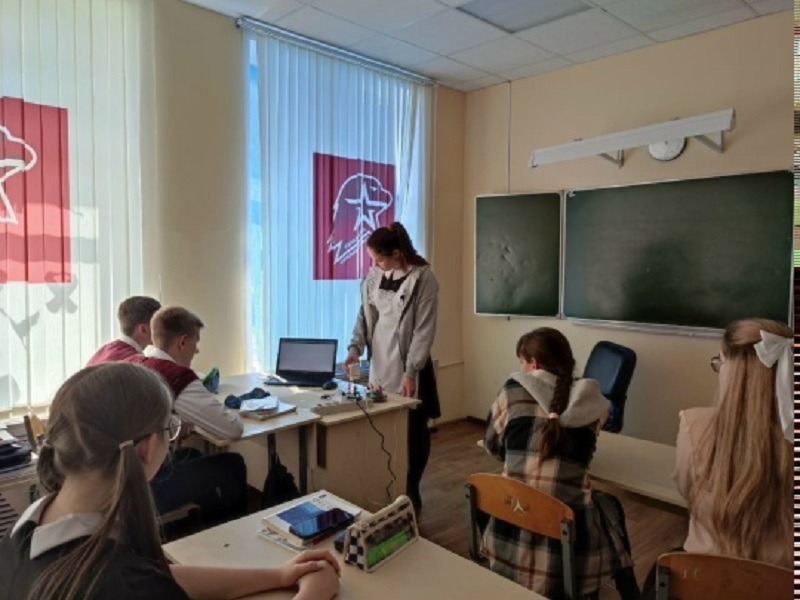 Обучающиеся 8 класса при изучении темы «Магнитное поле» использовали оборудование образовательного центра "Точка роста"..