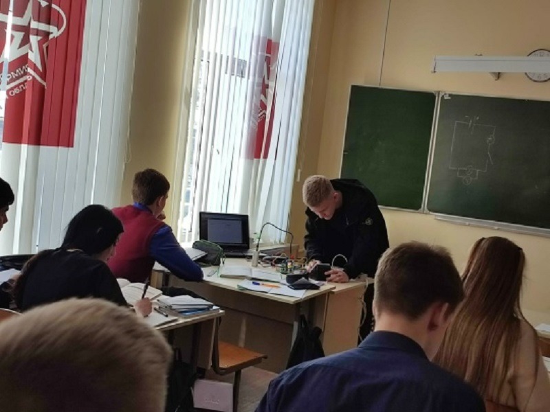 Обучающиеся 8 класса при выполнении лабораторной работы по физике по измерению работы и мощности тока в электрической лампе использовали оборудование образовательного центра "Точка роста"..